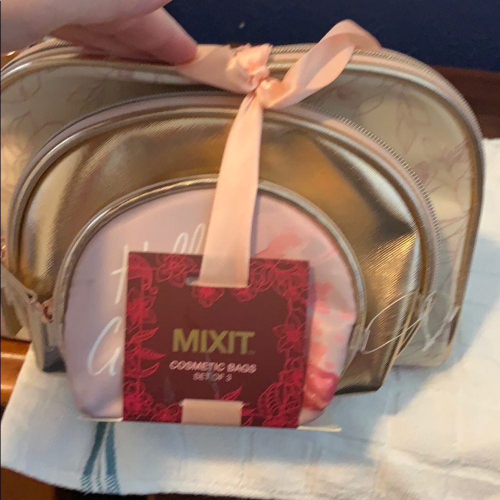 Cosmetic bags set of 3 never been used.